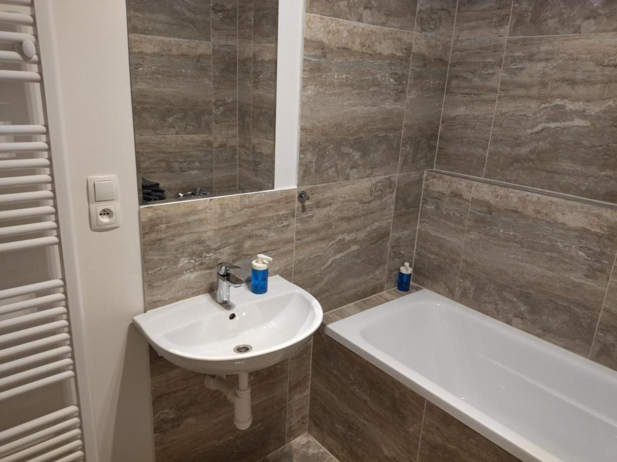 Brand New One Bedroom Apartment #54 In Brand New Building With Free Parking Praga Esterno foto